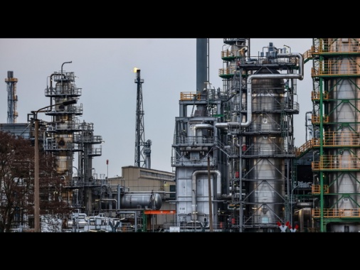 Il petrolio è in calo ma il Brent resta sopra i 100 dollari