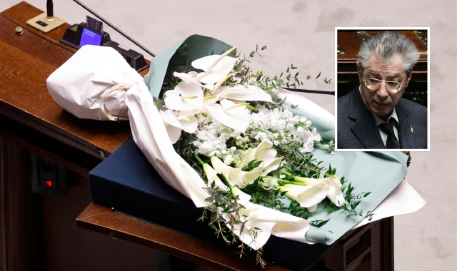 Un mazzo di fiori sui banchi d durante la commemorazione per Umberto Bossi (foto Fabio Frustaci/ANSA). Nel riquadro, il fondatore della Lega in Aula