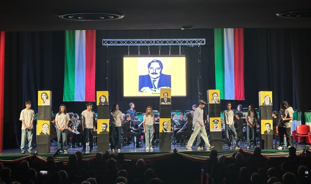 Gli studenti lonatesi si sono esibiti sul palco del Teatro Sociale di Busto Arsizio