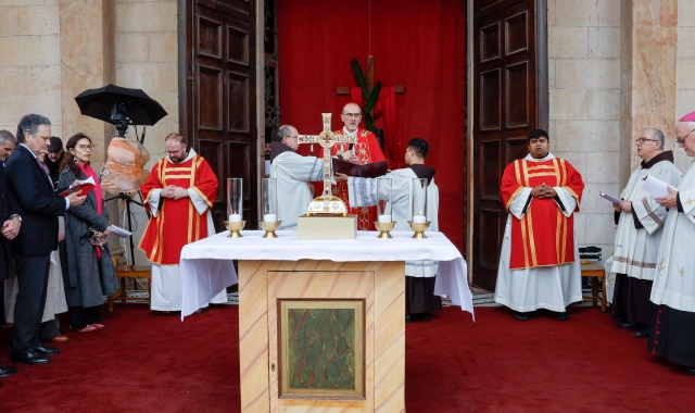 Padre Ielpo e Pizzaballa fuori dal Santo Sepolcro: Varese in preghiera