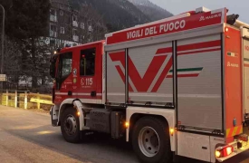 Fiamme dalla canna fumaria, intervengono i vigili del fuoco