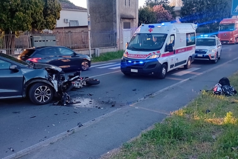 Frontale tra auto e moto: feriti due 17enni