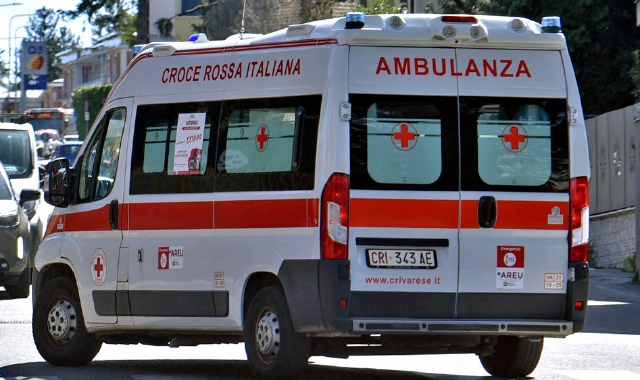 Frena per evitare il tamponamento e finisce sotto l’auto: ferito motociclista