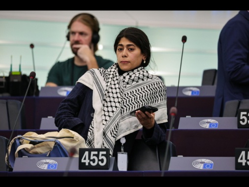 Eurodeputata Rima Hassan fermata a Parigi per 'apologia di terrorismo'