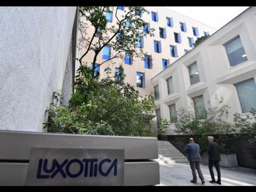 EssilorLuxottica acquisisce una quota della thailandese Top Charoen