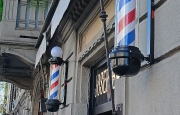 Chiudono i negozi. Ma aprono i “barber shop”