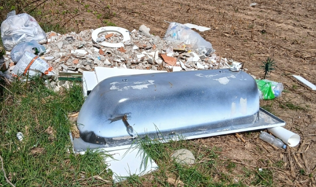 La discarica a cielo aperto sul terreno del Comune di Tradate