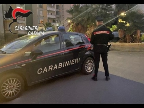 Donna accoltellata a Catania, catturato il marito