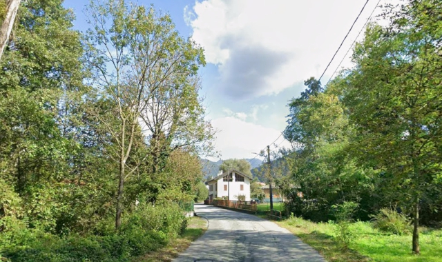 Via Carducci, a Leggiuno, dove è avvenuto l’incidente