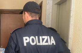 Inferno in famiglia, botte ai poliziotti: arrestato