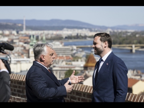 Vance 'qui per aiutare Orban e dare un segnale ai burocrati Ue'