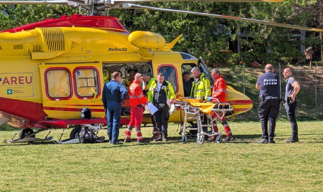 L’intervento dei soccorsi per l’anziana  (foto Domenico Ghiotto)