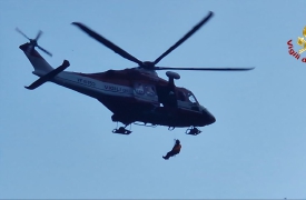 Bloccati sull’orlo di un precipizio: in salvo grazie all’elicottero