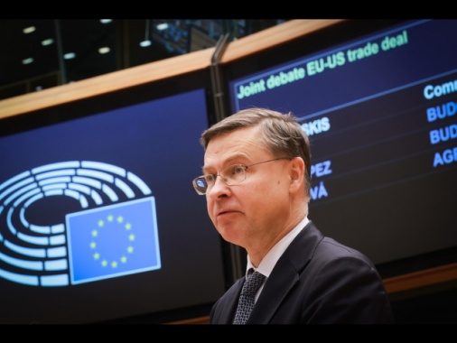 Dombrovskis, economia a rischio stagflazione, impatto crisi fino a 0,4%