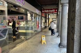 Uomo perde sangue e si accascia: allarme in centro a Varese