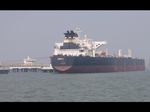 Prima petroliera non iraniana attraversa Hormuz dal cessate il fuoco