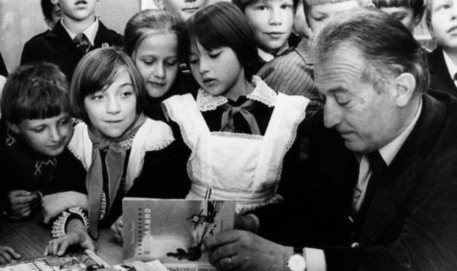 Nella foto d’archivio un incontro di Gianni Rodari con gli alunni di una scuola: allo scrittore è sempre piaciuto stare con i giovani.