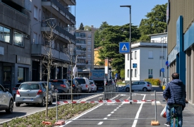 Un palo della luce in mezzo alla ciclabile di viale Belforte