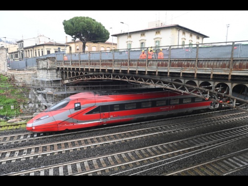 Stop a circolazione Av e convenzionale sulla Roma-Firenze da mezzanotte sabato