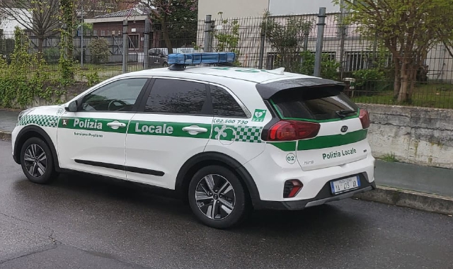 Una pattuglia della polizia locale  (foto Archivio)