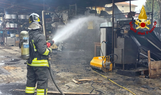 Tettoia in fiamme, vigili del fuoco a Samarate