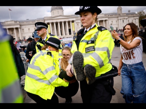 Centinaia di arresti della polizia a raduno propal a Londra, è polemica in Gb