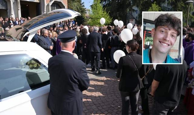 I funerali si sono celebrati a Biumo Inferiore (foto Stefano Benvegnù). Nel riquadro, Matteo Syku