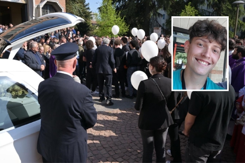 Folla e palloncini per l’addio a Matteo