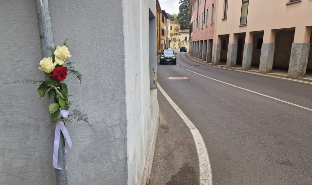 Un mazzo di rose sul luogo del delitto