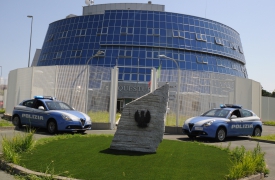 Aggredisce con la zappa il figlio della compagna: denunciato