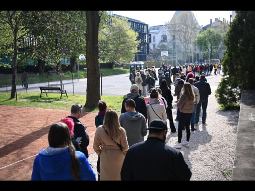 Affluenza record in Ungheria, a metà giornata sfiora il 55%