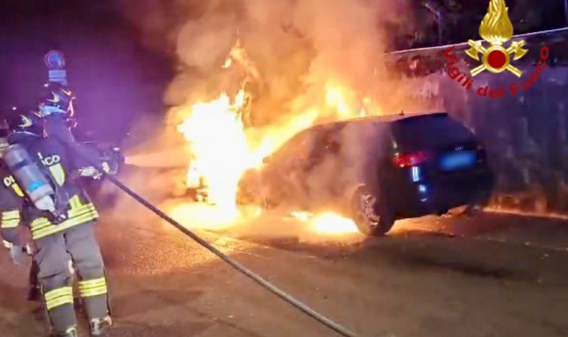 Varese, auto a fuoco in via Lazio