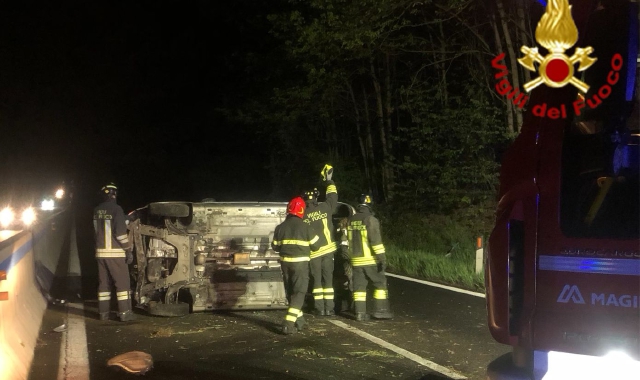 Si ribalta per evitare un cervo: ventenne soccorso a Travedona