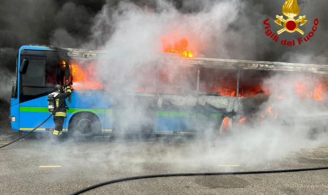 Pullman in fiamme a Castellanza