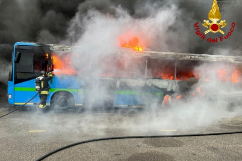 Pullman in fiamme a Castellanza