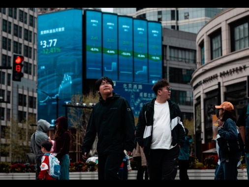 Borsa: Asia poco mossa, future negativi, Tokyo -0,7%