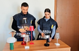 Lampade di design contraffatte: perquisizioni e sequestri anche nel Varesotto