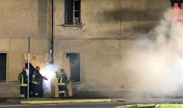 Casolare abbandonato in fiamme a Parabiago