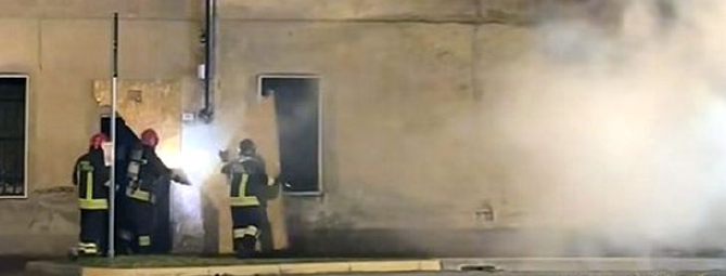 Casolare abbandonato in fiamme a Parabiago