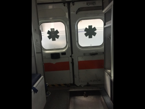 Colpito da palo della luce che si stacca per il vento, muore operaio