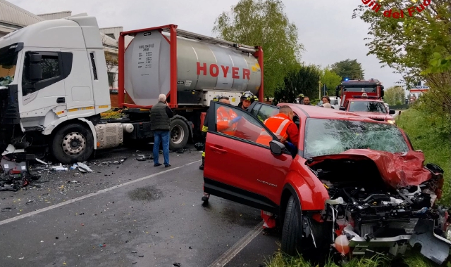 Scontro auto-mezzo pesante sulla Provinciale
