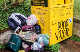 Abiti usati, i sacchi abbandonati diventano un rifiuto