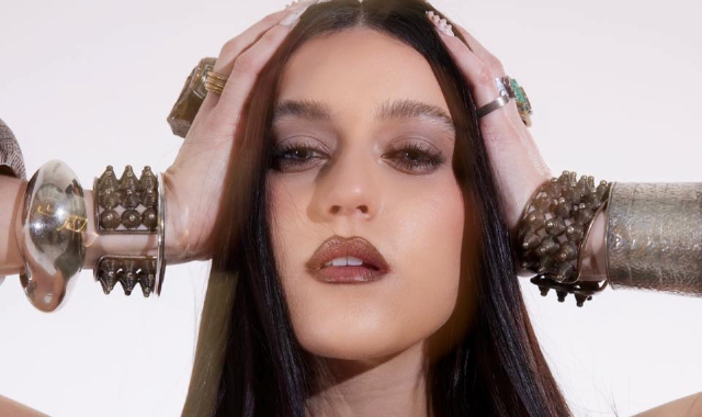 Gaia coglie di sorpresa con un live