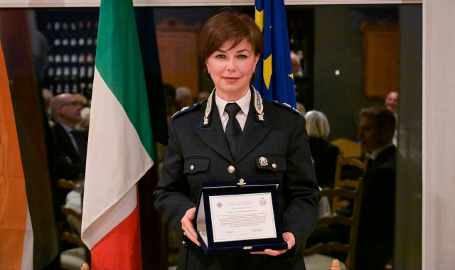La premiazione di Rossella Panaro durante la serara Lions a Luvinate (foto Benvegnù)