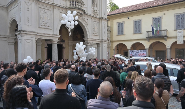 Il funerale celebrato a Induno Olona  (foto Stefano Benvegnù)