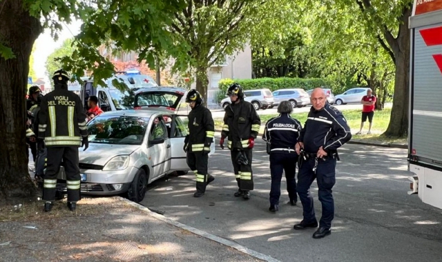 Auto contro un albero. Ferita una donna