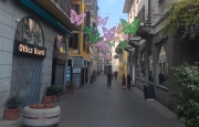 Sfere, farfalle e luci: le decorazioni fanno discutere