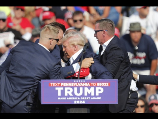 Mondo Maga in fermento, 'l'attentato a Trump era una messinscena'