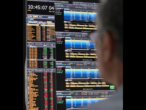 Borsa: Milano in altalena, sugli scudi Eni e Saipem