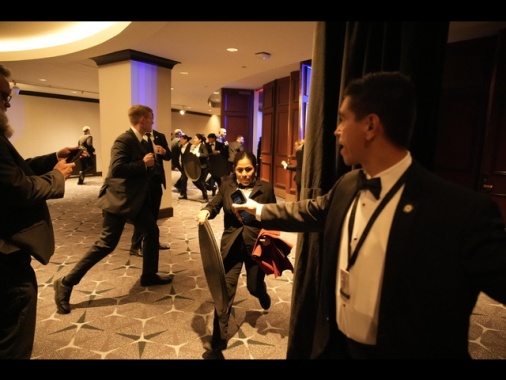 Alla cena dei corrispondenti anche Erika Kirk in lacrime